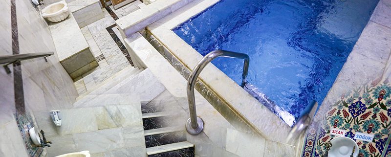 Aile banyoları girişinde kimlik sorgulanır, eş olma şartımız vardır. Konaklama için, iki kişilik fiyatımız 450 TL dir, Ayrıca Konaklama Müşterilerimize Aile Hamamı %20 indirimli olup fiyatlarımıza kahvaltı ve Türk Hamamı kullanımı dahildir. Diğer konaklama seçenekleri için otelimizi arayıp bilgi alabilirsiniz.